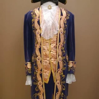 Мужской исторический костюм барокко из синего бархата с золотой аппликацией