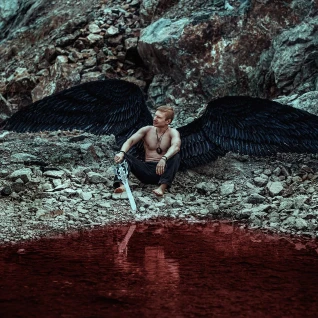 Крылья Падшего Ангела из черных перьев