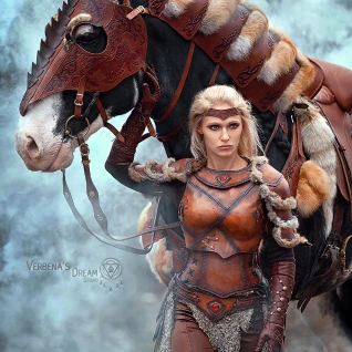 Коричневая кожаная амуниция на коня