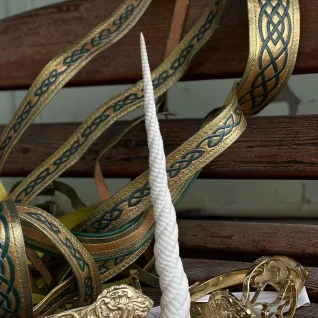 Белый рог единорога на коня