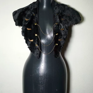 Черная накидка с фурнирутой