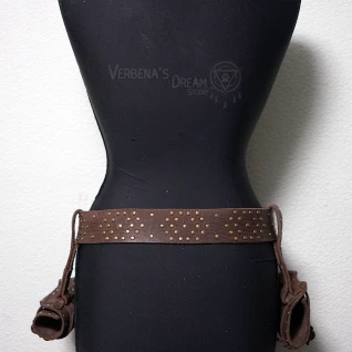 Коричневый широкий пояс с подвесом для меча