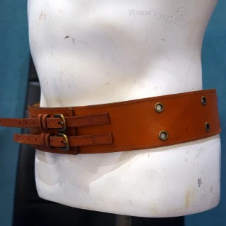 Широкий коричневый пояс