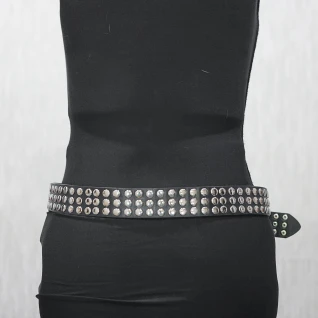 Черный рокерский пояс с клепками