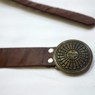 Пояс с круглой бронзовой пряжкой