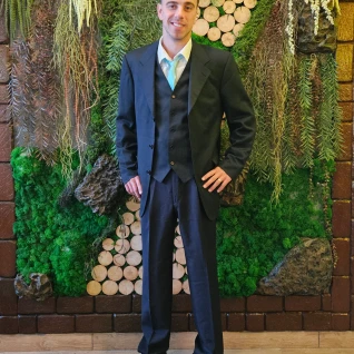 Деловой мужской костюм тройка черный