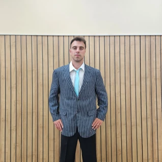 Костюм мужской деловой с полосатым пиджаком