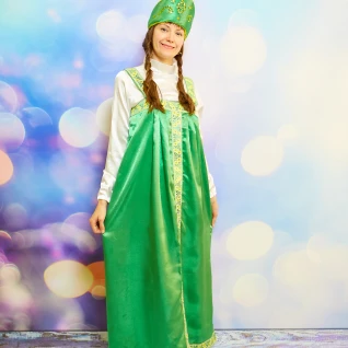 Русско-народный женский костюм зеленый