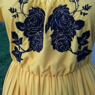 Платье желтого цвета с вышивкой ручной работы (черные розы)  и открытой спиной (цепочки разной длинны золотые и черные)