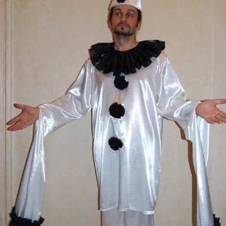 КОСТЮМ ПЬЕРО №2