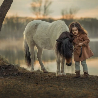 Детское пальто горчичного цвета