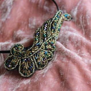 Ободок с вышитым элементом