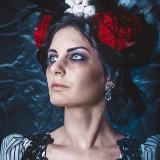 Ободок с черепами и розами