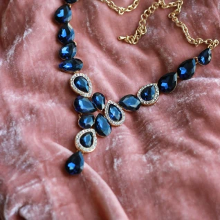  Синее колье с стразами