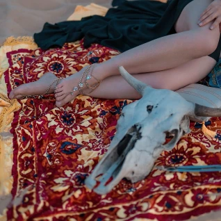 Украшение на ноги с стразами