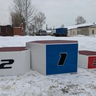 Пьедестал почета белый