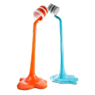 Стойки с ведрами краски