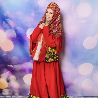 Русско-народный красный женский костюм