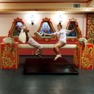 Бой на бревне расписной