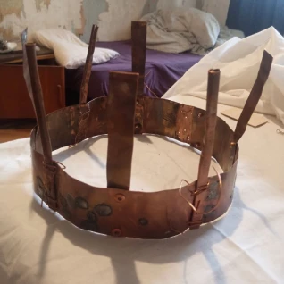 Корона из меди реквизит для съемок аренда