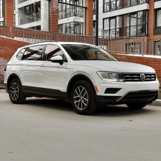 Автомобиль Volkswagen Tiguan SE