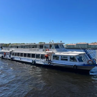 Двухпалубный теплоход Москва 64 