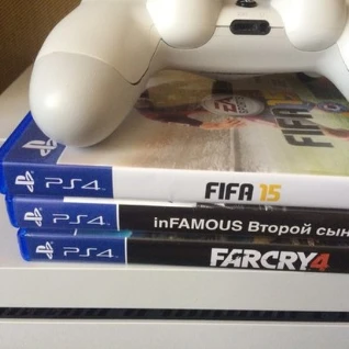 Игровая приставка PS4 + 3 игры