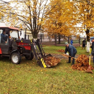 Трактор Беларус 320.4 щётка,кун, отвал, вилы, пескоразбрасыватель.