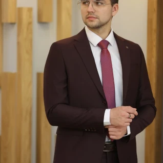 Приталенный мужской костюм марсала