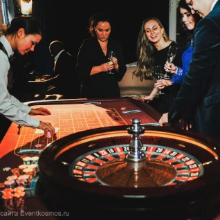 Рулетка с бордовым сукном