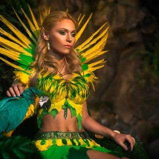 Костюм яркого тропического эльфа с натуральными перьями