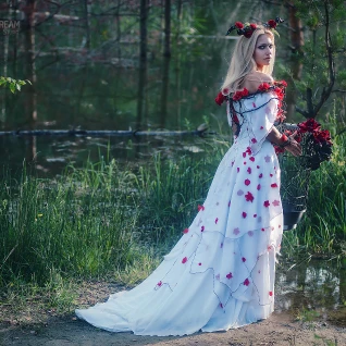Белое фэнтезийное платье дриады с красными розами