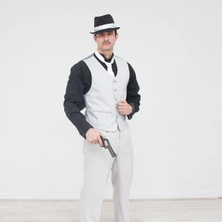 Гангстер в сером жилете