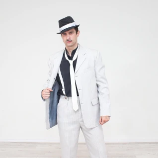 Гангстер в сером костюме