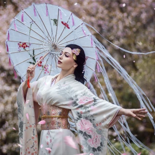 Японский  костюм гейши белое розовое шелковое кимоно сакура