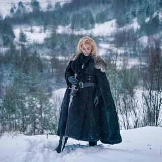 Костюм средневековой северной королевы воительницы дом Старков игра престолов Сноу