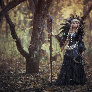 Черный костюм с перьями ведьмы колдуньи королевы воронов 