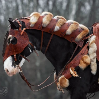 Коричневая кожаная амуниция на коня