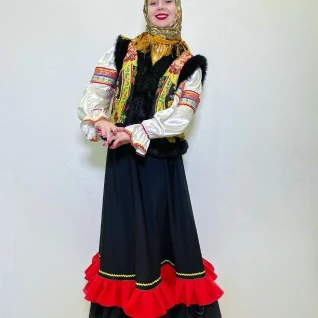 Марьюшка в меховой жилетке 