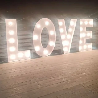 Слово love высота 1.5 м
