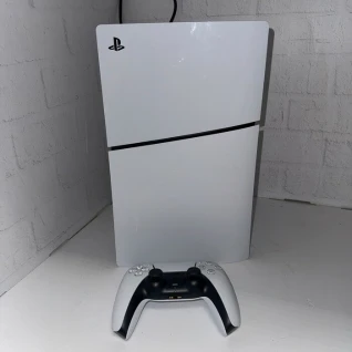 Playstation 5 slim, 2 controller