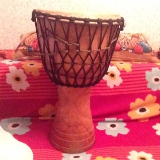 Большой африканский барабан джамбэ