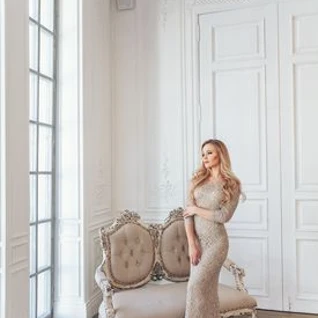 Нежное вечернее платье бежевого цвета