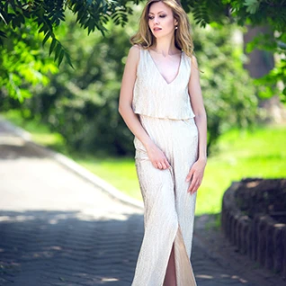 Золотое вечернее платье с вырезом р.42,44,46