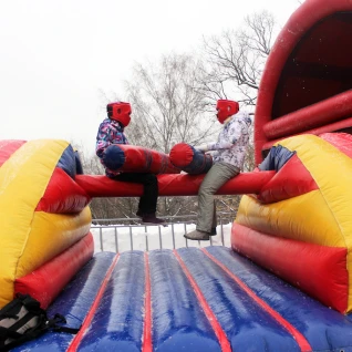 Батут Бой на Бревне