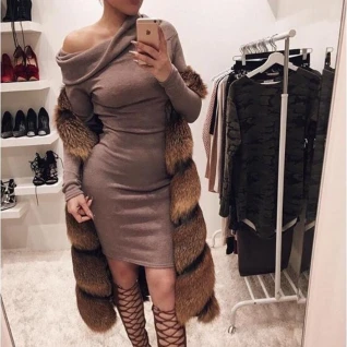 Платье свитер бежевое с открытыми плечами теплое