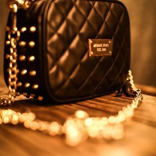 Черная сумка с заклепками