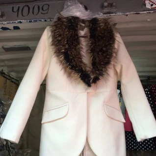 Белое пальто с меховым воротником