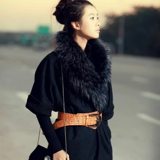 Пальто черное с воротником из меха