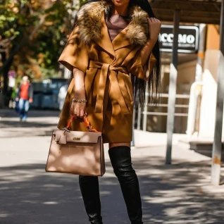 Пальто рыжее с меховым воротником